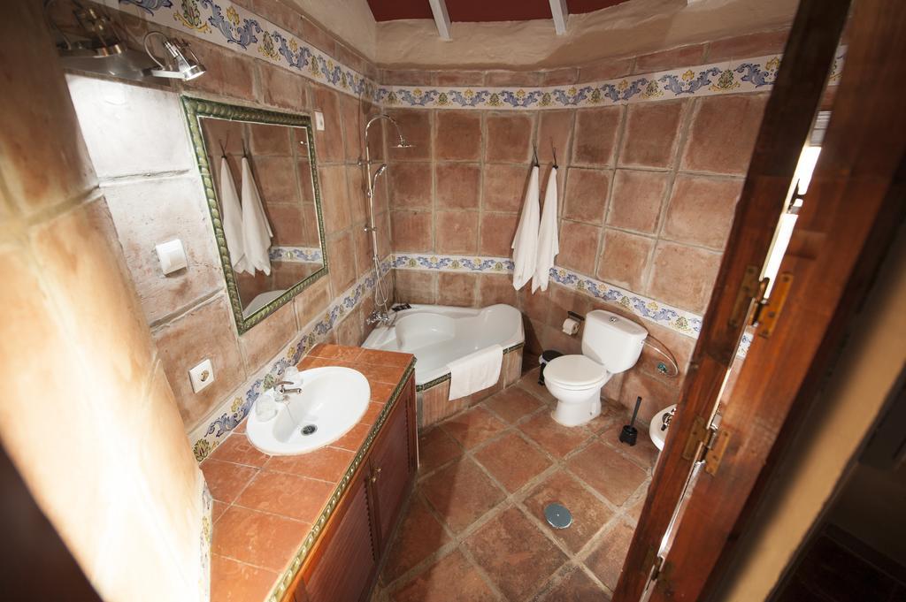 Amarna Conil Guest House โกนิล เด ลาฟรอนเตรา ภายนอก รูปภาพ