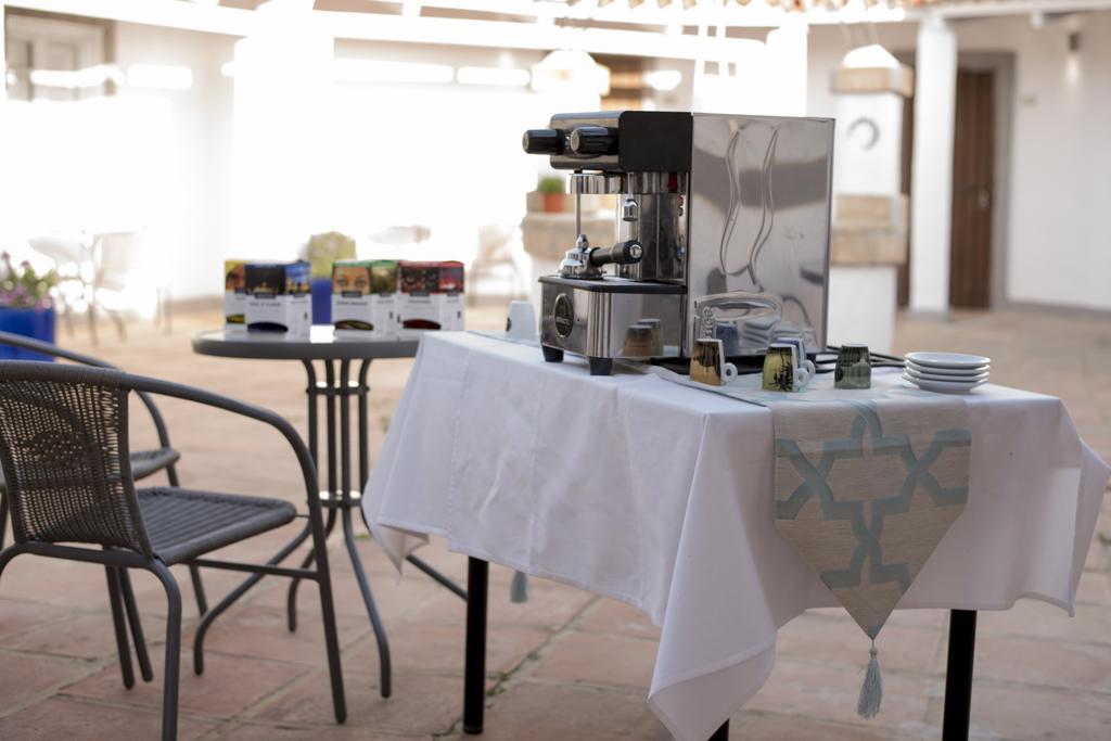 Amarna Conil Guest House โกนิล เด ลาฟรอนเตรา ภายนอก รูปภาพ