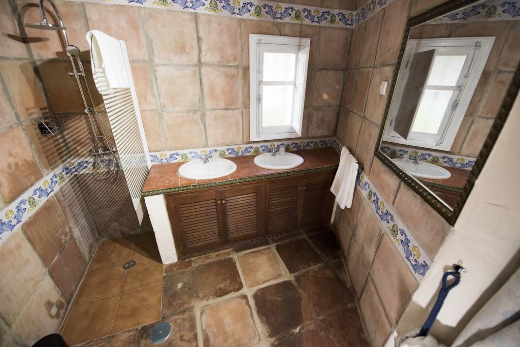 Amarna Conil Guest House โกนิล เด ลาฟรอนเตรา ภายนอก รูปภาพ